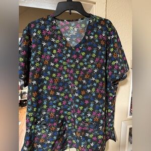 ALMOST BRAND NEW!! Women’s 2X - Colorful Star Print Scrub Top